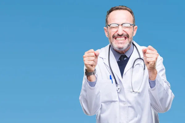 Hombre Médico Mediana Edad Con Uniforme Médico Aislado Emocionado Por — Foto de Stock