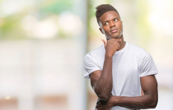 Afro Amerikai Fiatalember Elszigetelt Háttér Kézzel Chin Gondolkodás Kérdés Töprengő — Stock Fotó