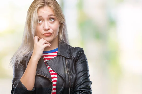 Mujer Rubia Joven Con Chaqueta Negra Sobre Fondo Aislado Con — Foto de Stock