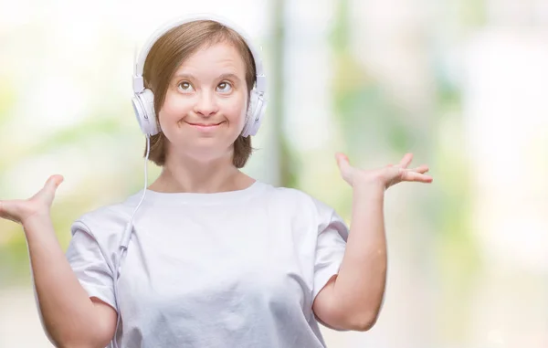 Mujer Adulta Joven Con Síndrome Con Auriculares Sobre Fondo Aislado — Foto de Stock