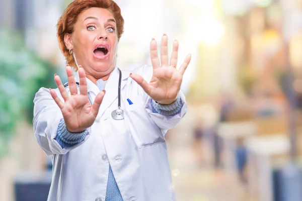 Médico Caucásico Mayor Mujer Vistiendo Uniforme Médico Sobre Fondo Aislado — Foto de Stock