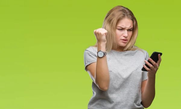 Unga Kaukasiska Kvinna Skicka Meddelande Med Smartphone Över Isolerade Bakgrund — Stockfoto