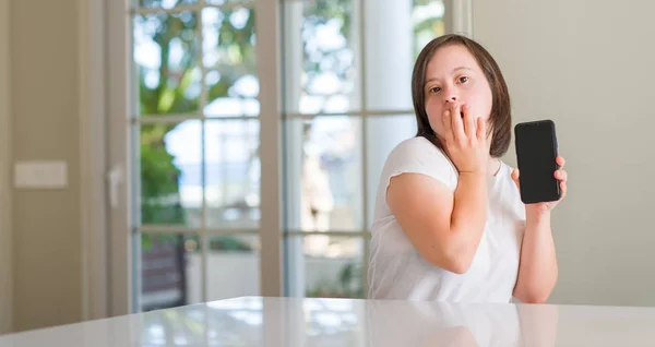 Downs Syndrom Kvinna Hemma Med Smartphone Täcker Munnen Med Handen — Stockfoto