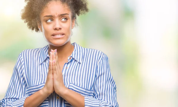 Αφρο Αμερικανικό Γυναίκα Πέρα Από Απομονωμένο Υπόβαθρο Επαιτεία Και Προσεύχεται — Φωτογραφία Αρχείου