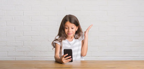 Junge Hispanische Kind Sitzt Auf Dem Tisch Mit Smartphone Sehr — Stockfoto