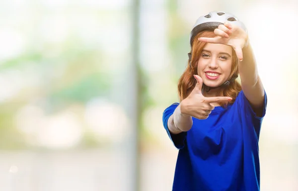 Jovem Mulher Bonita Vestindo Capacete Ciclista Sobre Fundo Isolado Sorrindo — Fotografia de Stock