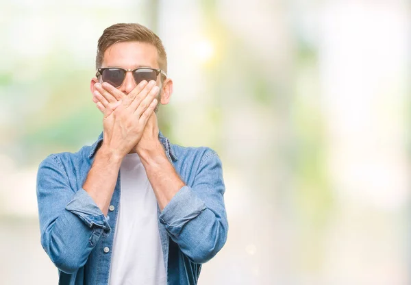 Joven Hombre Guapo Con Gafas Sol Sobre Fondo Aislado Impactó — Foto de Stock