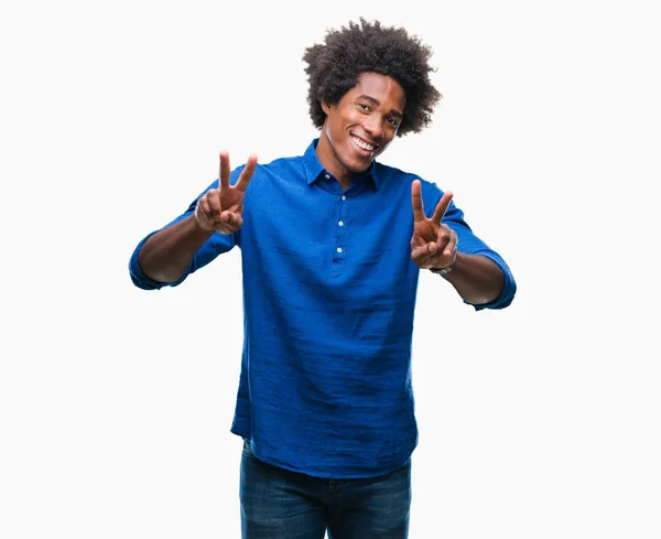 非裔美国男子在孤立的背景下微笑着看着相机显示手指做胜利标志 第二个 — 图库照片
