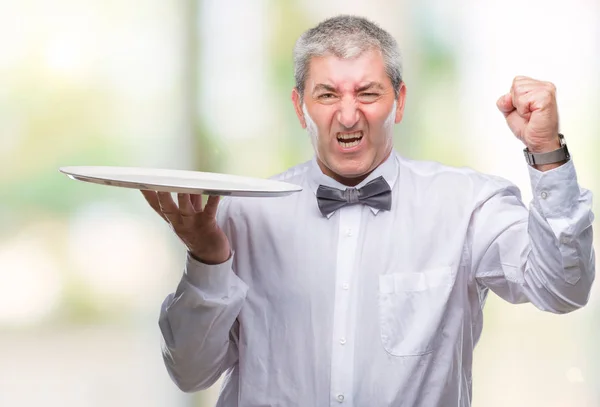 Przystojny Kelner Starszy Człowiek Gospodarstwa Srebrna Taca Białym Tle Zirytowany — Zdjęcie stockowe