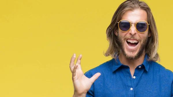 Homem Bonito Jovem Com Cabelos Longos Usando Óculos Sol Sobre — Fotografia de Stock