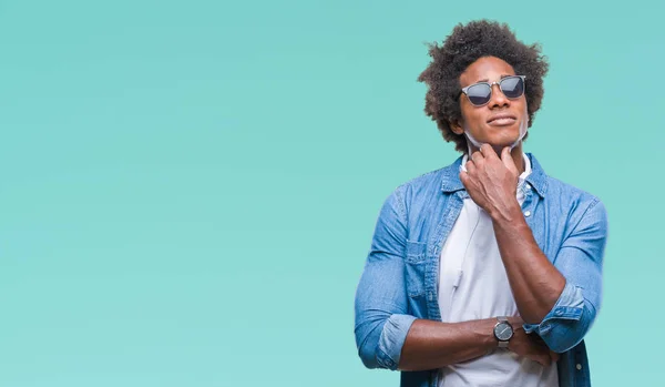 Hombre Afroamericano Con Auriculares Escuchando Música Sobre Fondo Aislado Con — Foto de Stock