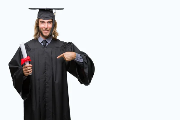 Jovem Bonito Graduado Homem Com Longo Cabelo Segurando Grau Sobre — Fotografia de Stock