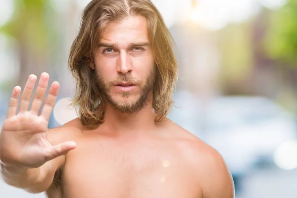Mladý Pohledný Muž Košili Dlouhými Vlasy Ukazuje Sexy Tělo Izolované — Stock fotografie