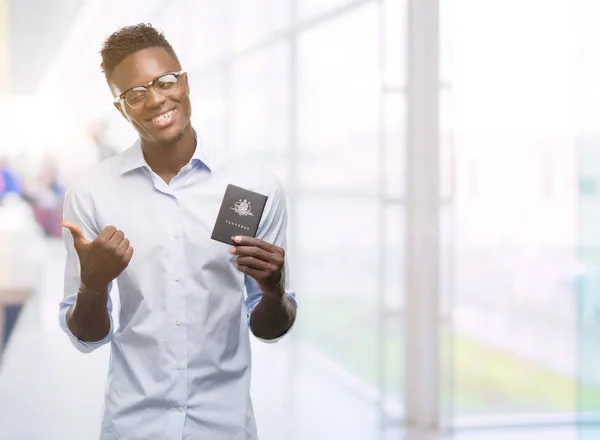 Mladý Američan Afričana Muž Drží Australský Pas Rukou Prstů Nahoru — Stock fotografie
