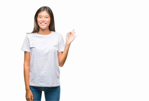 Jovem Mulher Asiática Sobre Fundo Isolado Sorrindo Positivo Fazendo Sinal — Fotografia de Stock