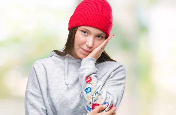 年轻的高加索美丽的女人穿着羊毛帽在孤立的背景认为看起来疲惫和厌倦与交叉的手臂抑郁症的问题 — 图库照片