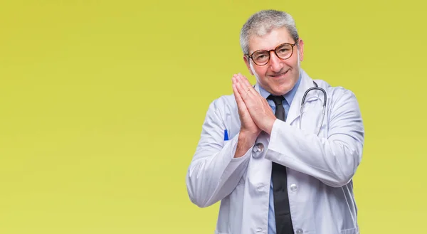 Bonito Médico Sênior Homem Sobre Fundo Isolado Dormindo Cansado Sonhando — Fotografia de Stock