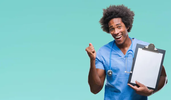 Американский Хирург Афроамериканец Держащий Человека Бумагах Изолированном Фоне Гордо Крича — стоковое фото