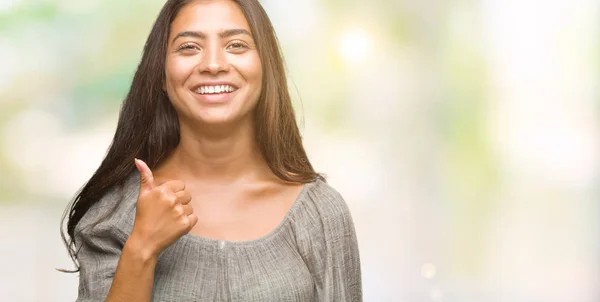 Joven Mujer Árabe Hermosa Sobre Fondo Aislado Haciendo Pulgares Felices —  Fotos de Stock