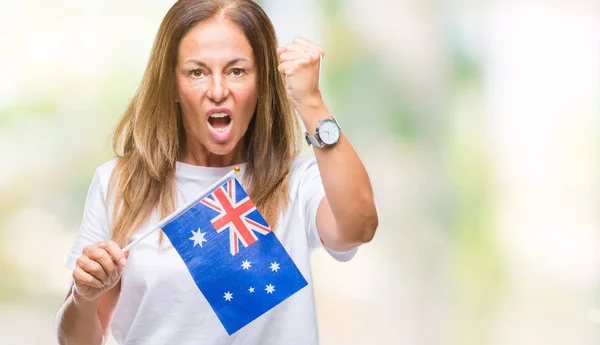 Medelåldern Spansktalande Kvinna Anläggning Flagga Australien Över Isolerade Bakgrund Irriterad — Stockfoto