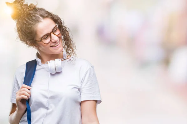 Giovane Studentessa Bruna Che Indossa Zaino Cuffie Sfondo Isolato Guardando — Foto Stock