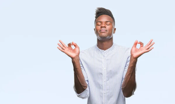 Joven Afroamericano Sobre Fondo Aislado Relajarse Sonreír Con Los Ojos — Foto de Stock