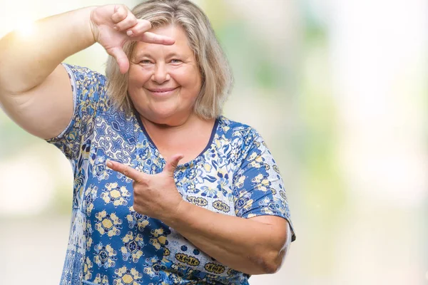 Senior Size Kaukasische Frau Über Isoliertem Hintergrund Lächelnd Rahmen Mit — Stockfoto