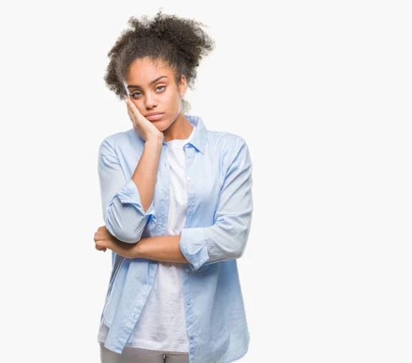 分離背景考えて見る若いアフロ アメリカ人女性の疲れや組んだ腕のうつ病問題で退屈 — ストック写真