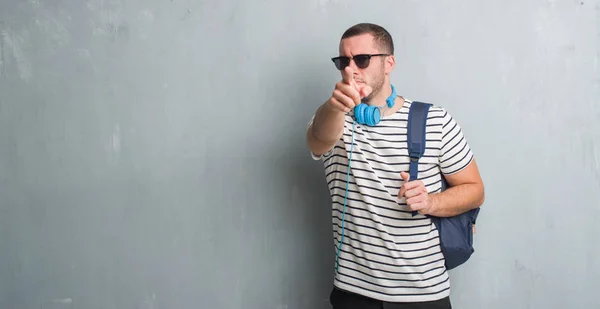 Joven Estudiante Caucásico Sobre Pared Gris Grunge Usando Auriculares Mochila —  Fotos de Stock