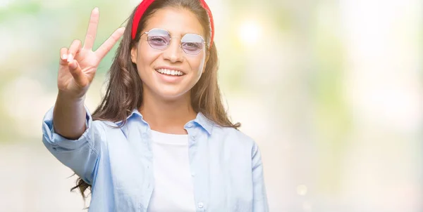 Giovane Bella Araba Donna Che Indossa Occhiali Sole Sfondo Isolato — Foto Stock