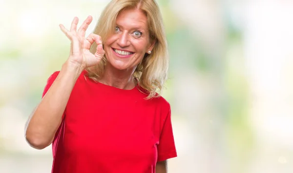 Mujer Rubia Mediana Edad Sobre Fondo Aislado Sonriendo Positiva Haciendo — Foto de Stock