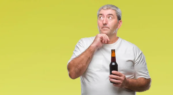 Schöner Älterer Mann Der Bierflasche Über Isoliertem Hintergrund Trinkt Ernstes — Stockfoto