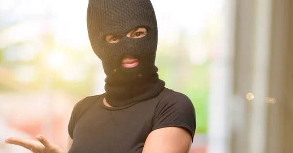 Inbrottstjuv Terrorism Kvinna Bär Balaclava Ski Mask Håller Något Tomma — Stockfoto