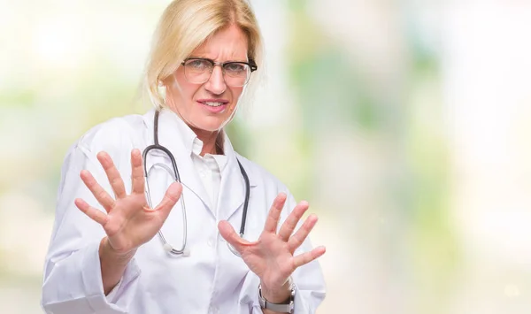 Blonde Ärztin Mittleren Alters Über Isolierten Hintergrund Angeekelten Gesichtsausdruck Unzufriedene — Stockfoto