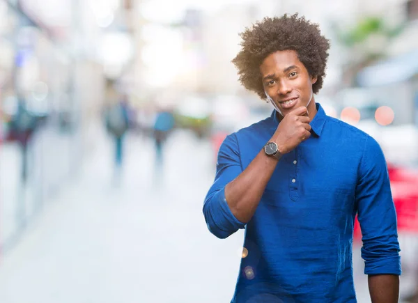Uomo Afro Americano Sfondo Isolato Guardando Fiducioso Fotocamera Con Sorriso — Foto Stock