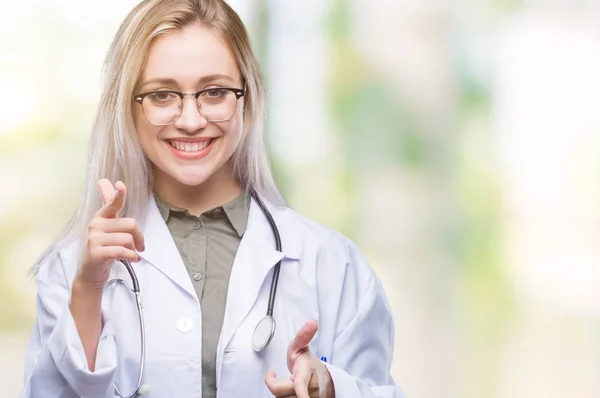 Joven Doctora Rubia Sobre Fondo Aislado Señalando Los Dedos Cámara — Foto de Stock