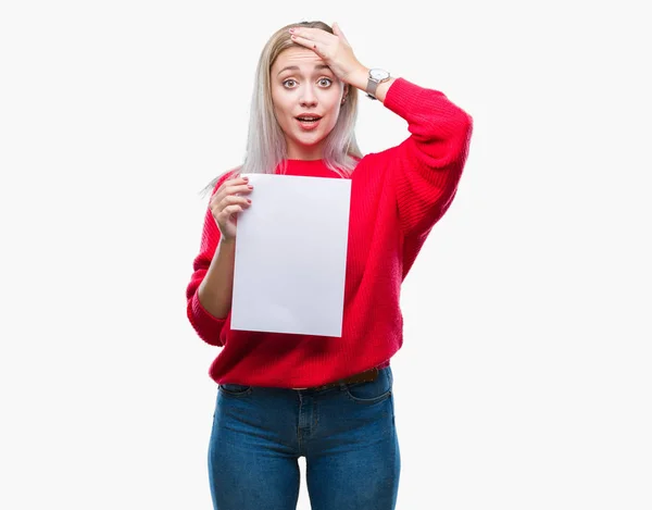 Jovem Loira Segurando Folha Papel Branco Sobre Fundo Isolado Estressado — Fotografia de Stock