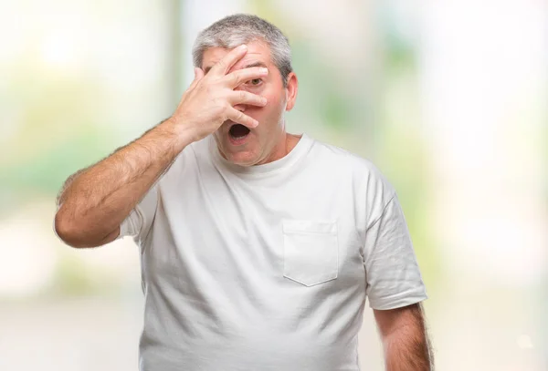 Knappe Senior Man Geïsoleerde Achtergrond Gluren Schok Voor Gezicht Ogen — Stockfoto