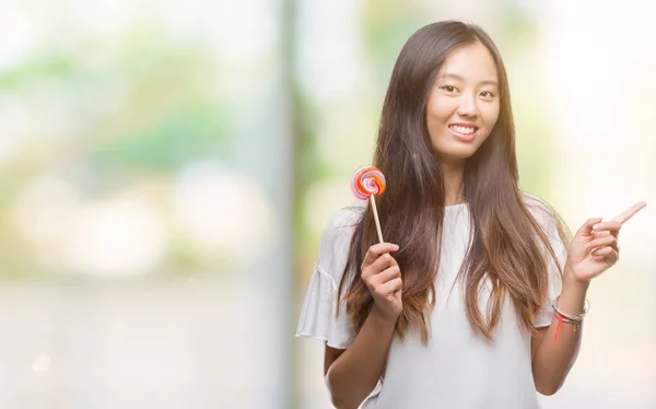 Young Asian Woman Eating Lollipop Candy Isolated Background Very Happy — Stock Photo, Image