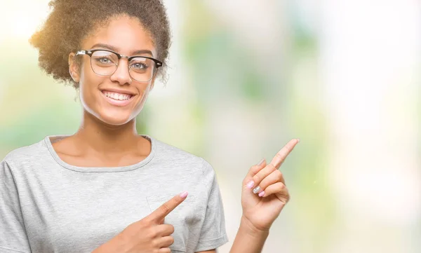 Jonge Afro Amerikaanse Vrouw Bril Geïsoleerde Achtergrond Glimlachen Kijken Naar — Stockfoto