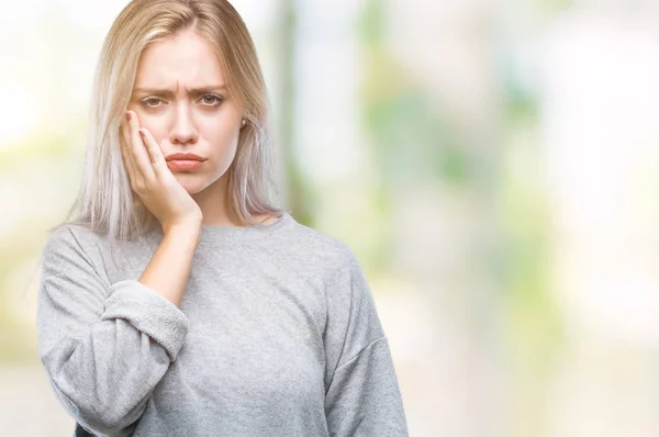 Jonge Blonde Vrouw Geïsoleerde Achtergrond Mond Met Hand Met Pijnlijke — Stockfoto