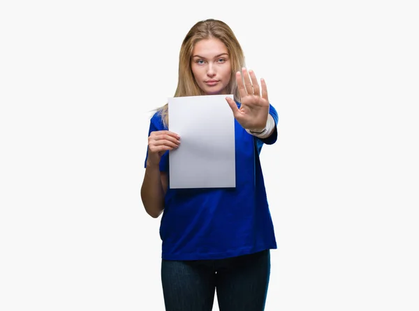 Young Caucasian Woman Holding Blank Paper Sheet Isolated Background Open — Stock Photo, Image