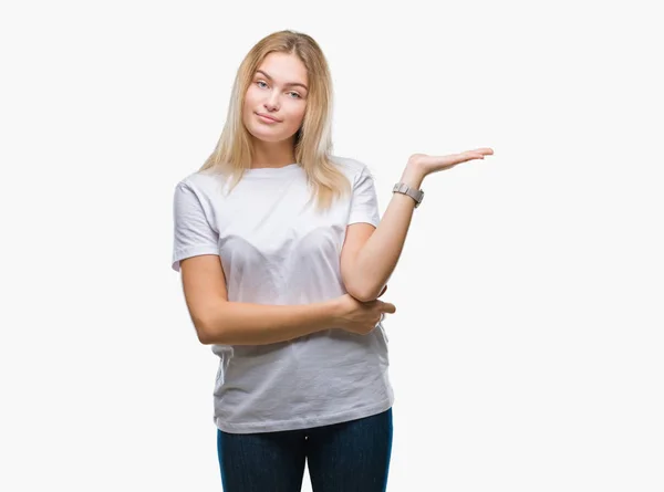 Young Caucasian Woman Isolated Background Smiling Cheerful Presenting Pointing Palm — Stock Photo, Image