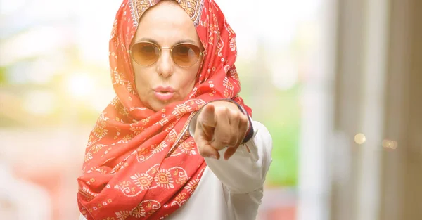 Muslimische Araberin Mittleren Alters Trägt Hijab Und Zeigt Mit Dem — Stockfoto