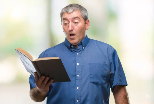 Przystojny Nauczyciel Starszy Człowiek Czytając Książkę Białym Tle Przestraszony Szoku — Zdjęcie stockowe