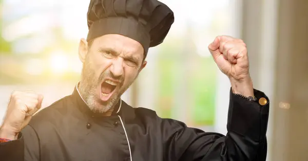 Homem Cozinheiro Sênior Usando Chapéu Chef Feliz Animado Celebrando Vitória — Fotografia de Stock