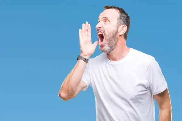 Hombre Mediana Edad Con Camiseta Blanca Sobre Fondo Aislado Gritando —  Fotos de Stock