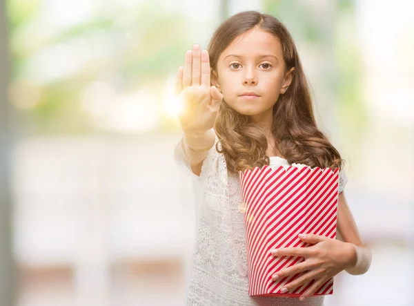 Brunette Spaanse Meisje Popcorn Eten Met Open Hand Doen Stopbord — Stockfoto