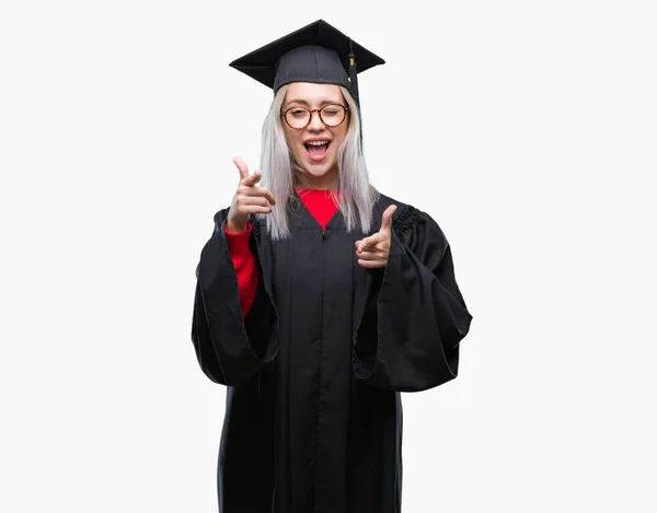 Mujer Rubia Joven Con Uniforme Graduado Sobre Fondo Aislado Señalando — Foto de Stock