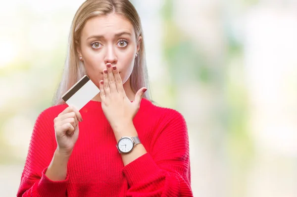 Giovane Donna Bionda Possesso Carta Credito Sfondo Isolato Coprire Bocca — Foto Stock